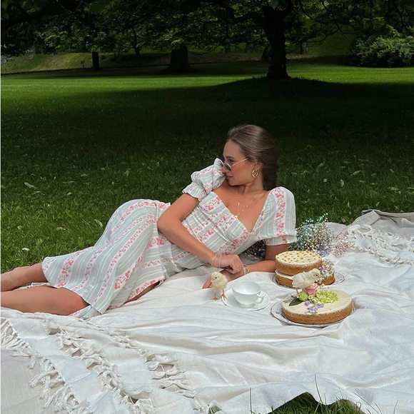 WeWoreWhat Floral MIDI dress - Picture 2 of 8